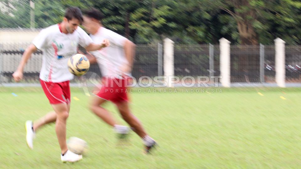 20 Mei 2014, manajemen Persipura Jayapura mendatangkan seorang playmaker asal Argentina, Robertino Pugliara (kiri) saat jeda kompetisi ISL Copyright: © Herry Ibrahim/INDOSPORT